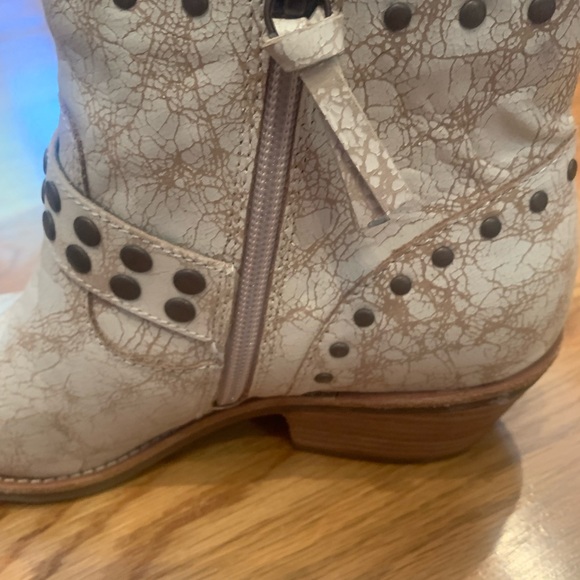 New Sofft Ivory Western-chic booties size 8 - Picture 11 of 16